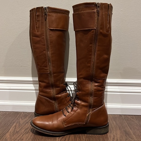 TOWN SHOES Tall Tan Riding Boots with inside zipper and gold accents size 8 - Picture 6 of 13